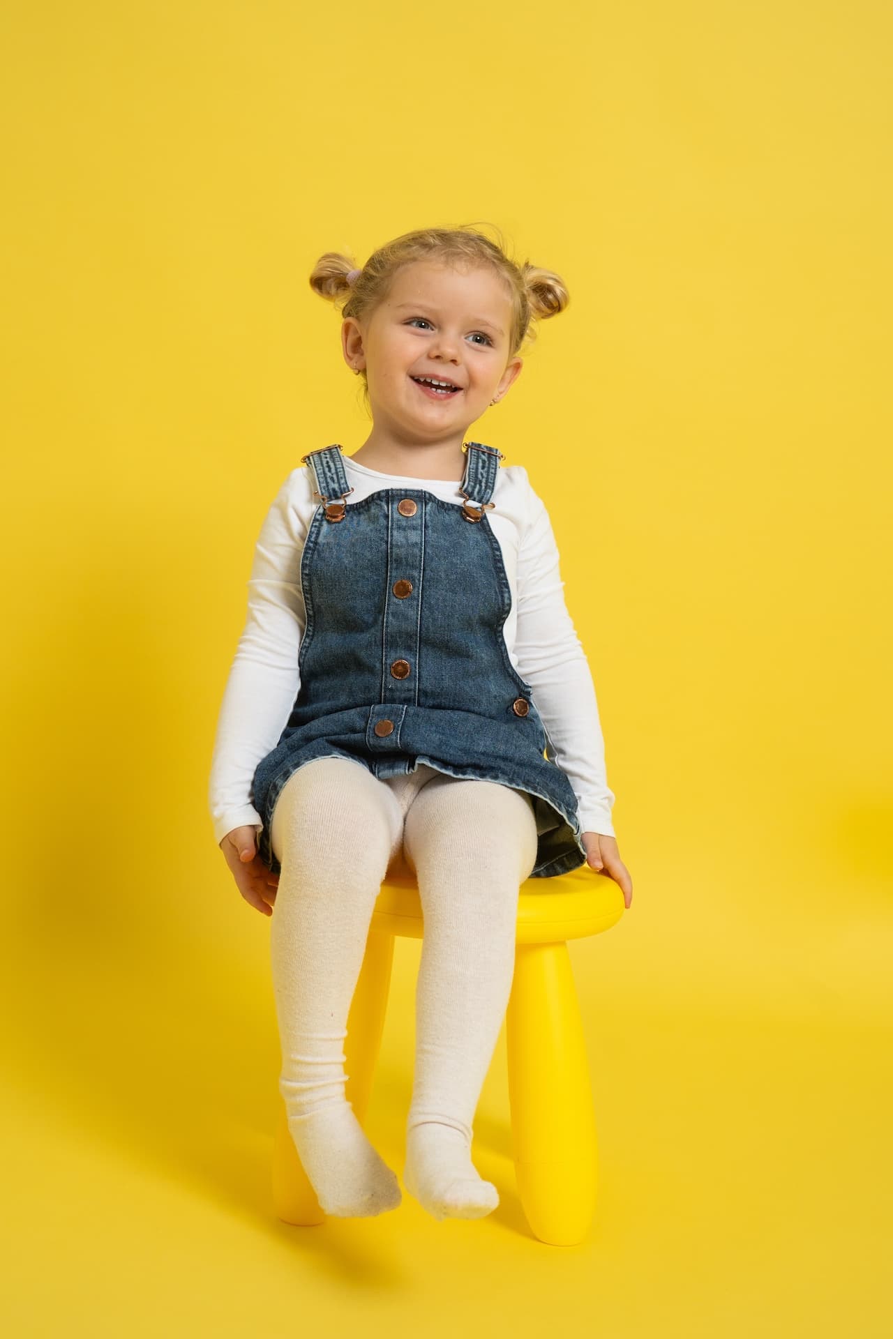 Holčička na žlutém pozadí